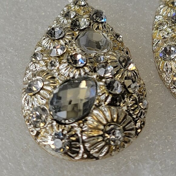 Silver Tone Oval Earrings with embedded Glittering Clear Fashion Crystal Stones - Picture 6 of 10